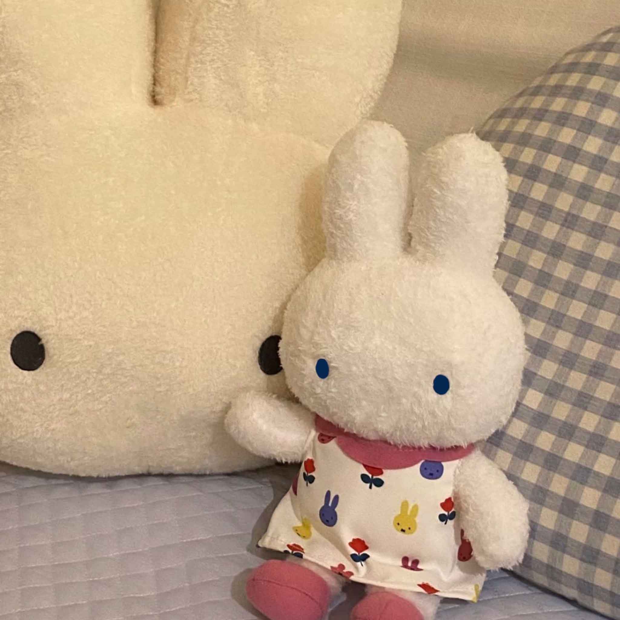 Home Improvement News - ตุ๊กตากระต่ายขนปุยน่ารัก ขนาด 30 ซม. พร้อมชุดเดรสลายดอกไม้ ตุ๊กตากระต่ายนุ่มนิ่ม